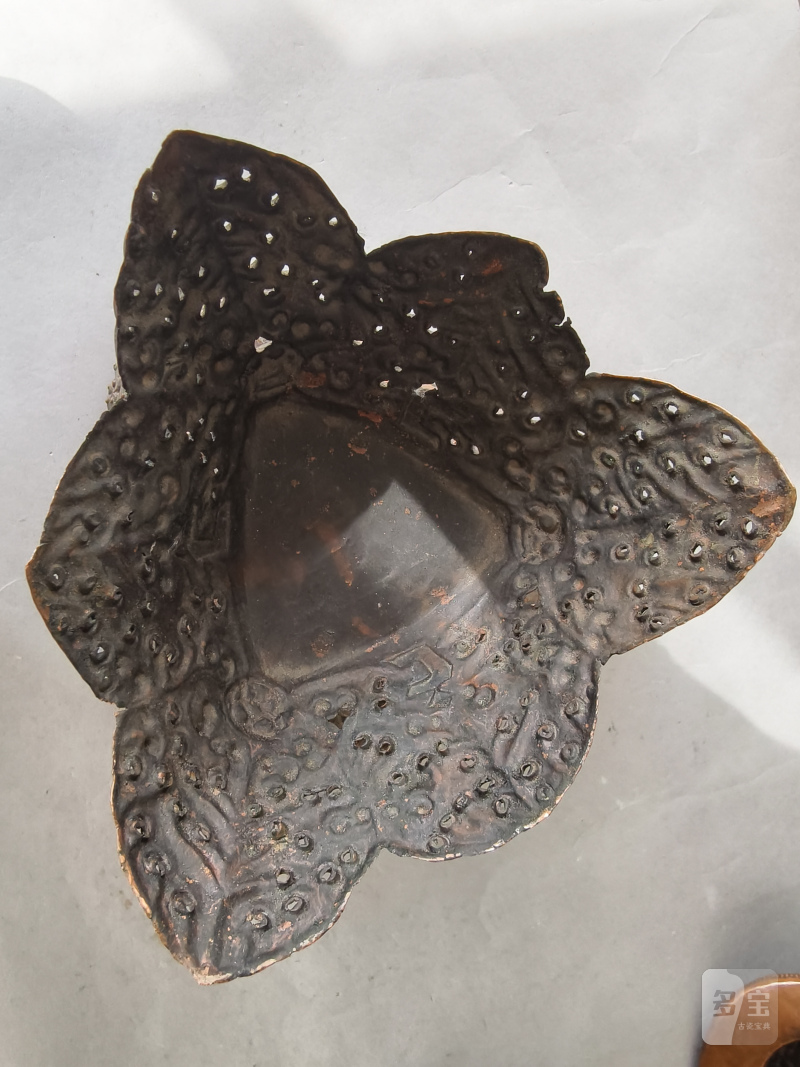 A COPPER EMBOSSED KAPALA WITH COVER ON STAND - 图10